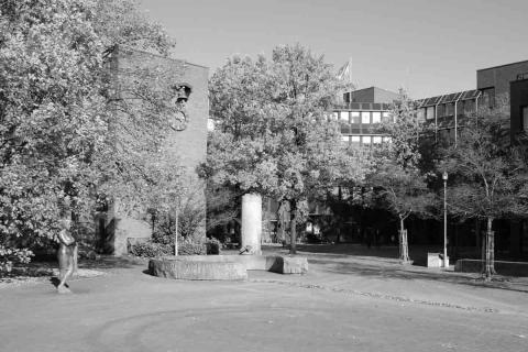 Rathaus Langenhagen mit Bäumen